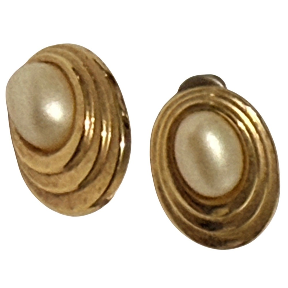 Vintage Oval Faux Pearl Stud Earrings Tiered Ribbed Gold Tone 0.75in Women